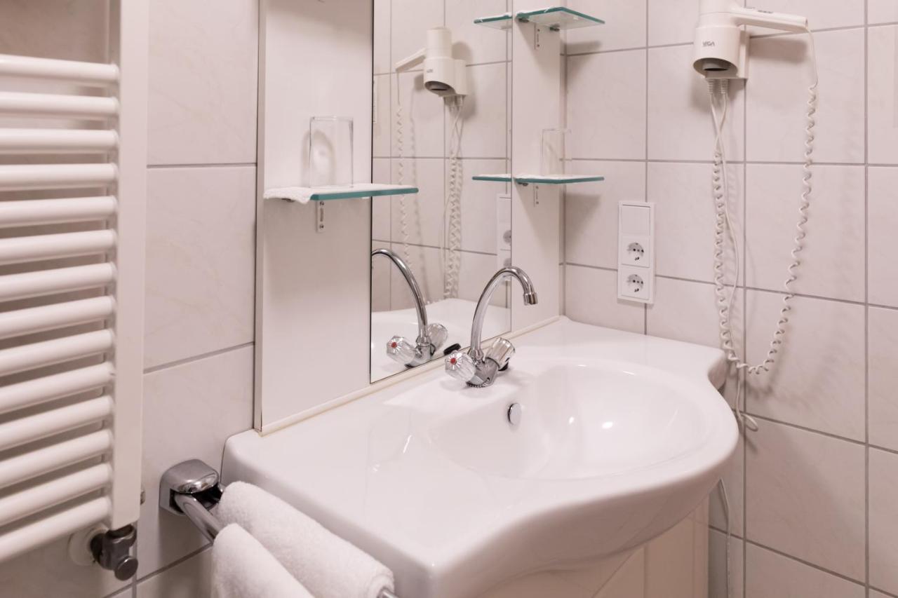 Hotel Garni "Cafe Im Hamm" Целль-ан-дер-Мозель Экстерьер фото
