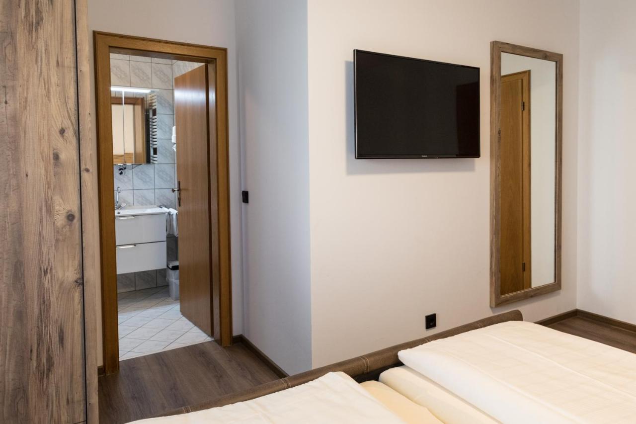 Hotel Garni "Cafe Im Hamm" Целль-ан-дер-Мозель Экстерьер фото